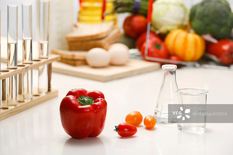 东方人搞培育科研图片素材