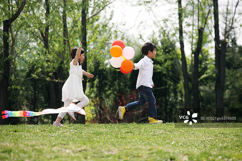 东方儿童在户外玩耍图片素材
