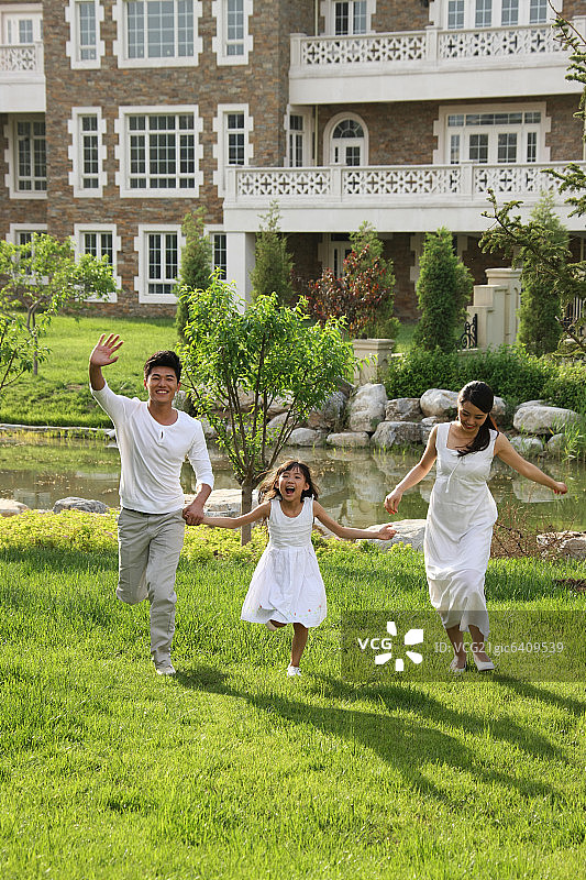 东方三口之家户外散步图片素材