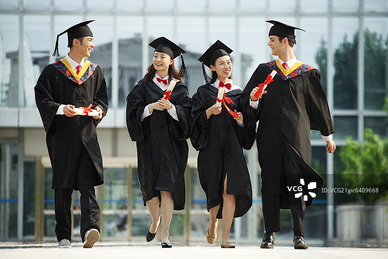 四个身穿学士服的大学生图片素材