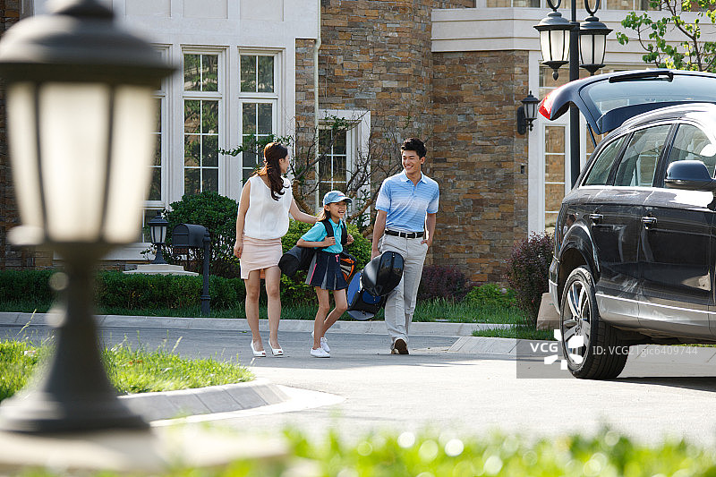 东方三口之家汽车生活图片素材