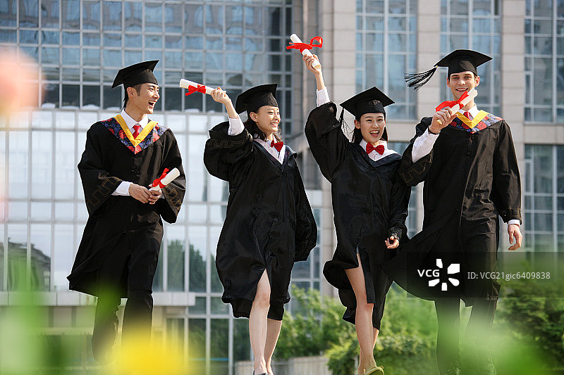 四个身穿学士服的大学生图片素材