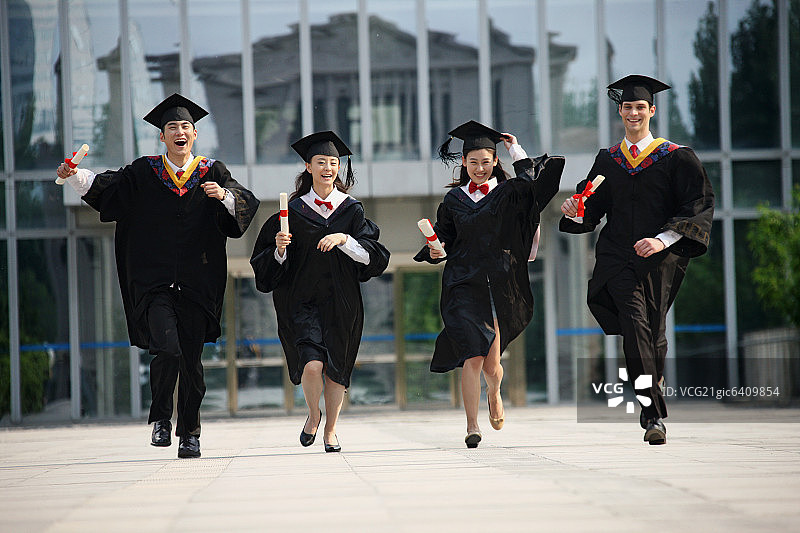 四个身穿学士服的大学生图片素材