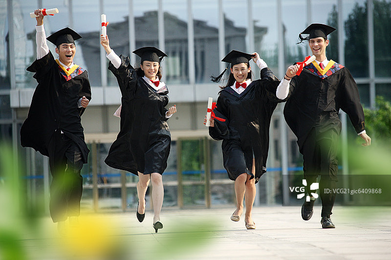 四个身穿学士服的大学生图片素材