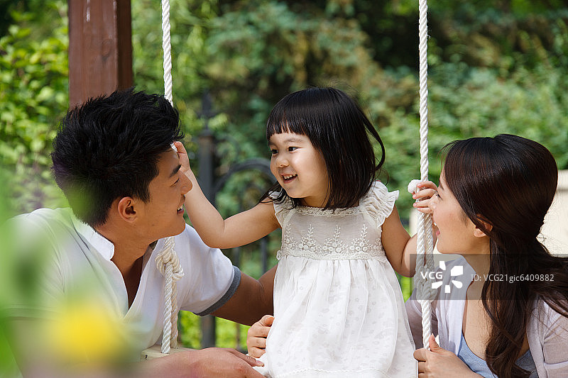 东方三口之家荡秋千图片素材