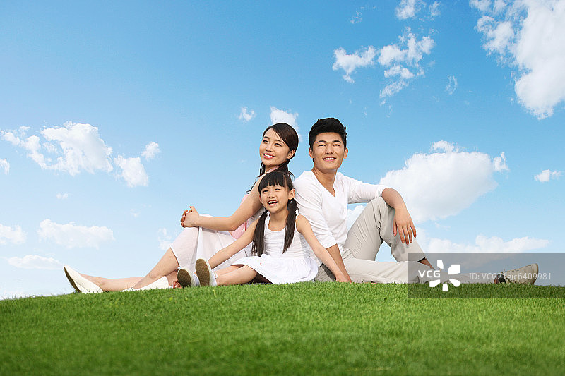 东方三口之家户外郊游图片素材