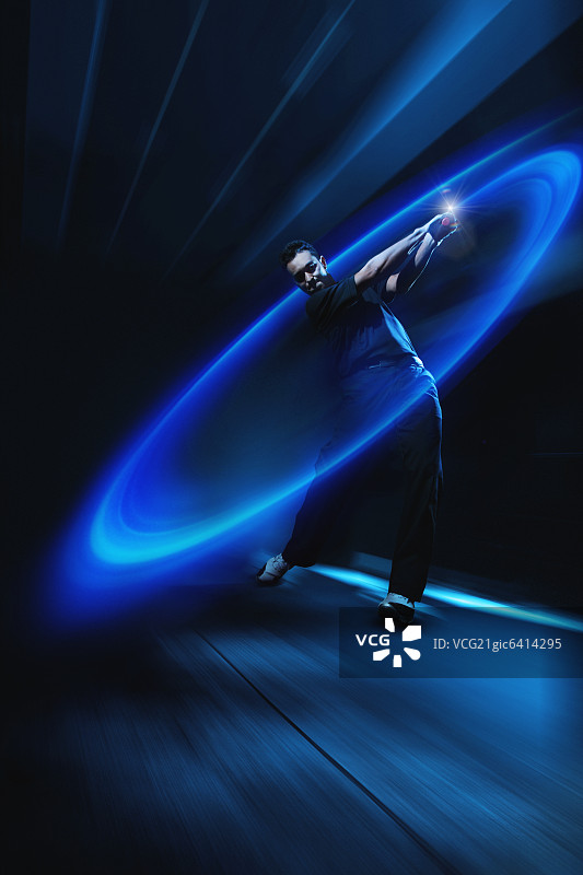 挥杆的高尔夫球手数字合成图图片素材