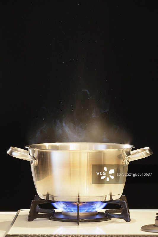 带锅的点燃的燃气灶图片素材