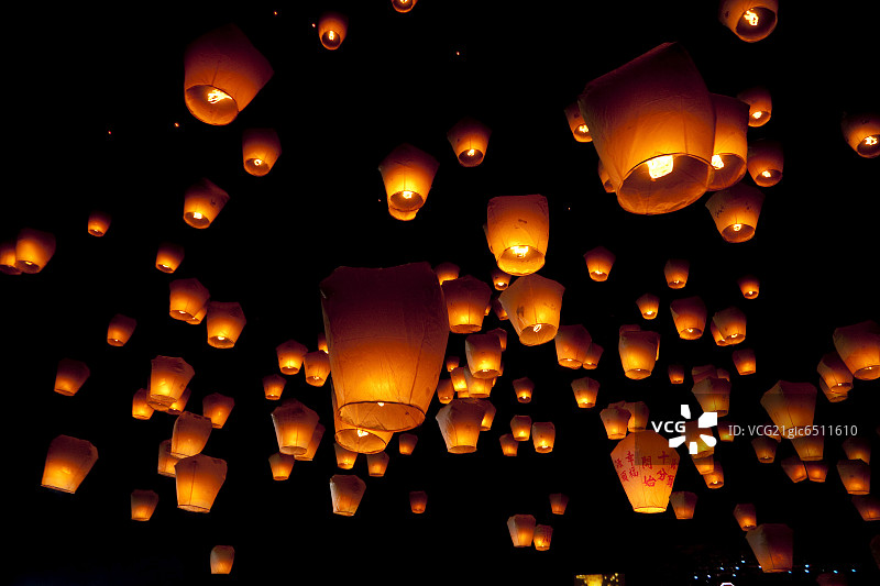 夜间悬挂的灯笼图片素材