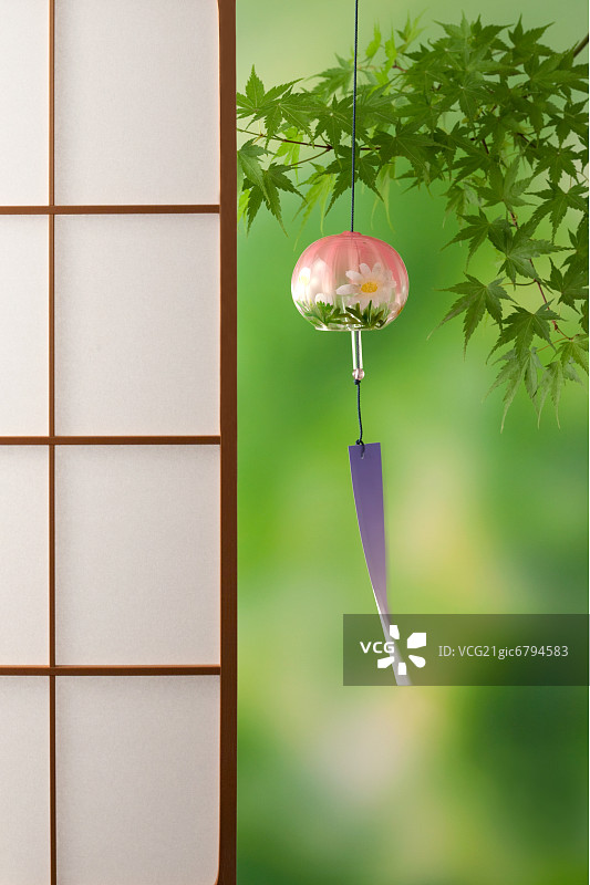 风铃与绿色枫叶图片素材