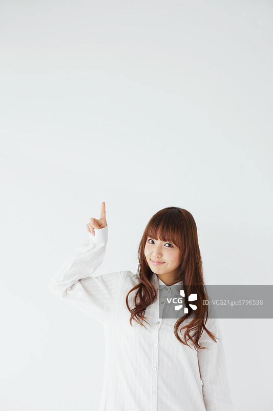指向上的白衬衫日本女人图片素材