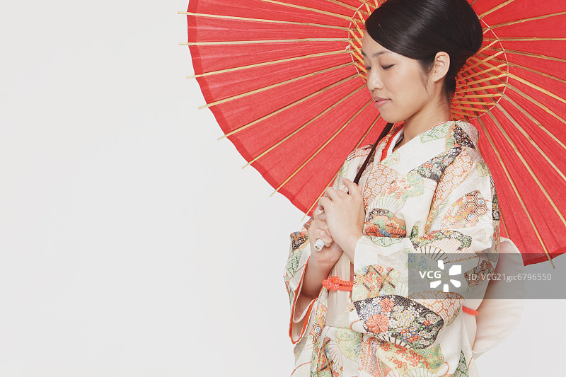 撑着传统纸伞的日本和服女子肖像图片素材