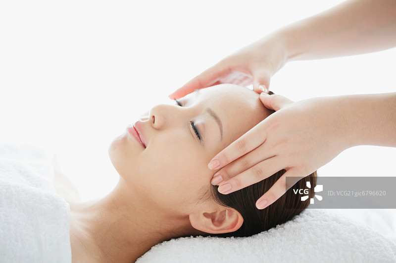 日本女人享受头部按摩图片素材
