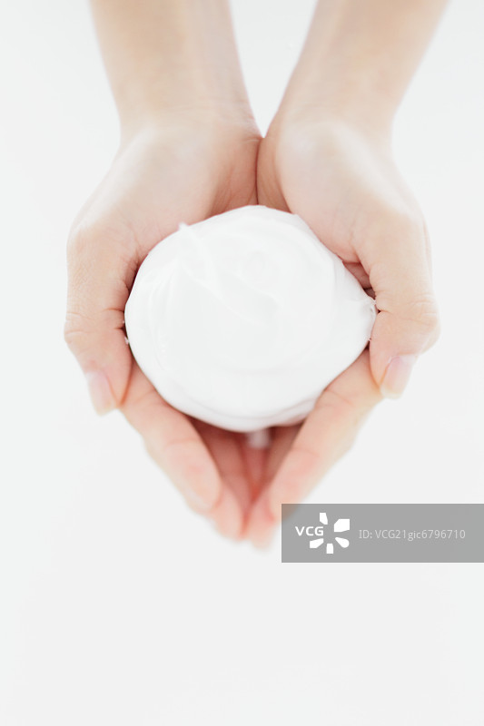 特写：女人手持起泡洁面乳图片素材