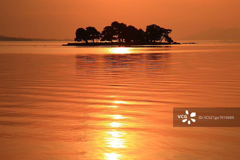 岛根县宍道湖日落时分的小岛图片素材