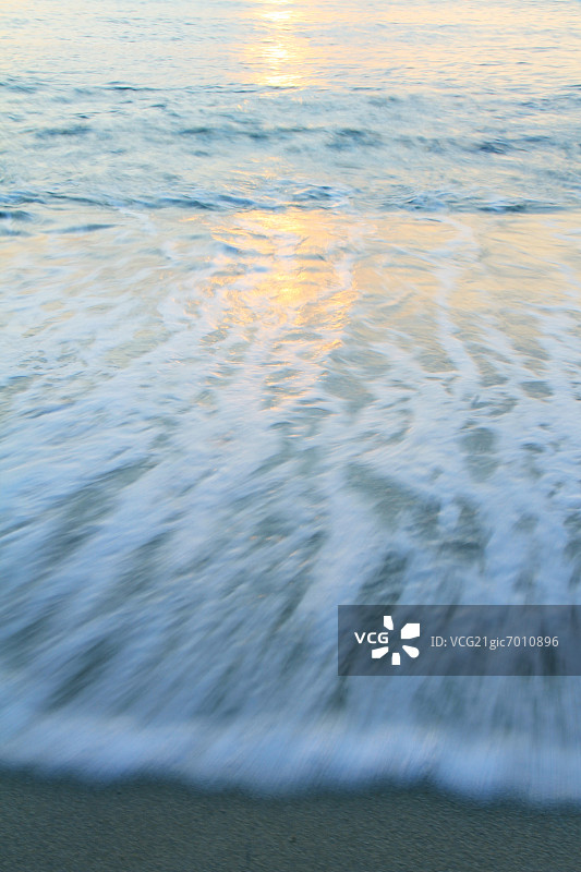 福井县海滩上的海浪图片素材