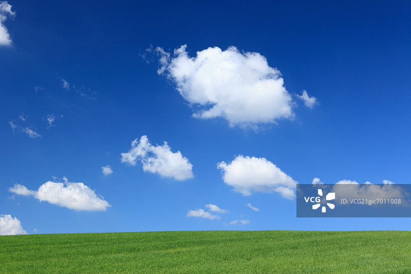 北海道草原与蓝天白云图片素材