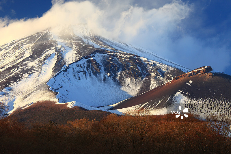 从静冈县裾野市远眺富士山图片素材