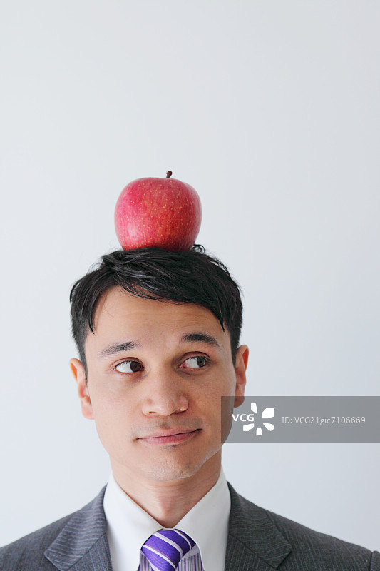 头顶苹果的商人图片素材