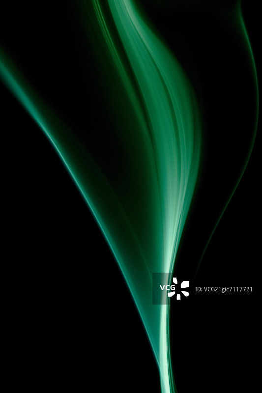 黑色背景上的绿色烟雾图片素材