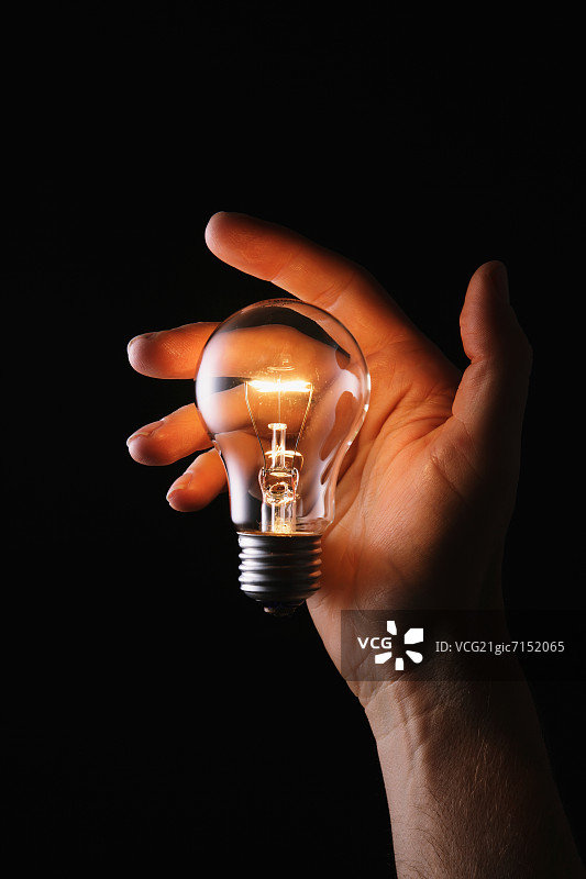 手与灯泡图片素材