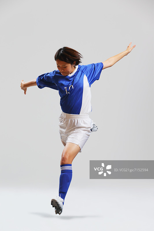 准备踢球的足球制服女人图片素材