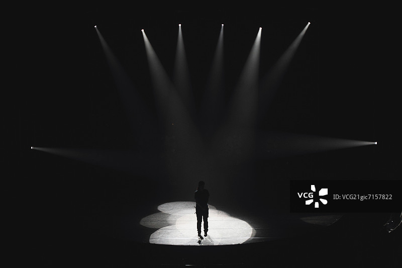 聚光灯下的舞者图片素材