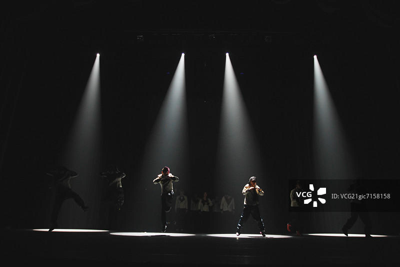 一群舞者在表演图片素材