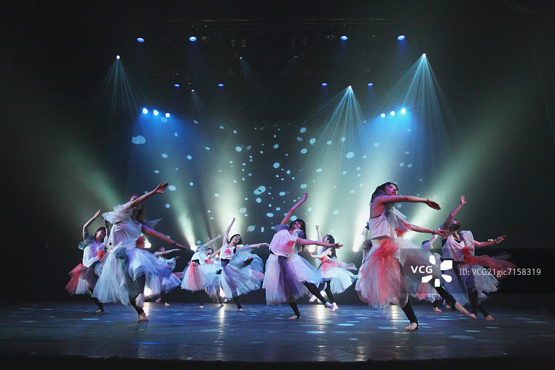 一群舞者在表演图片素材