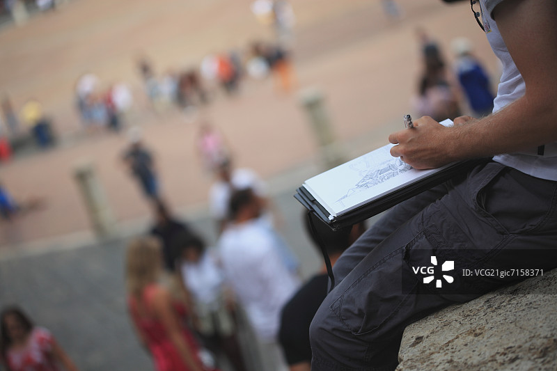 男人在意大利锡耶纳绘画图片素材