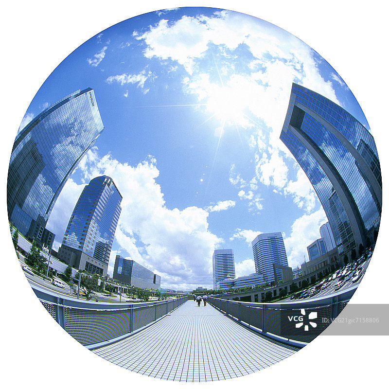 鱼眼镜头下的摩天大楼和阳光，日本千叶县幕张图片素材