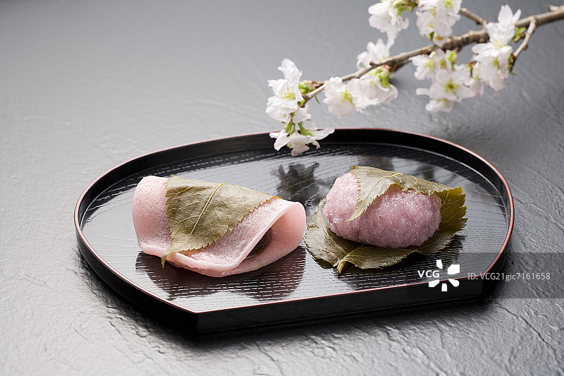 托盘上的樱花和樱花枝图片素材