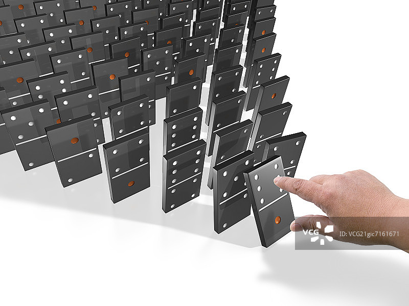 男子推动多米诺骨牌图片素材