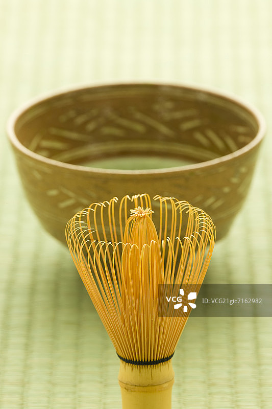 抹茶粉和竹制茶筅图片素材