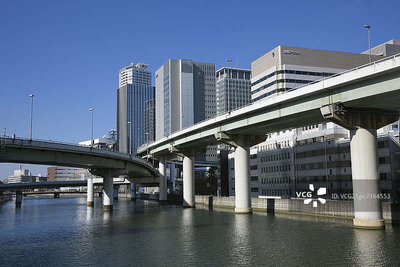 日本大阪西区中之岛的摩天大楼河景图片素材