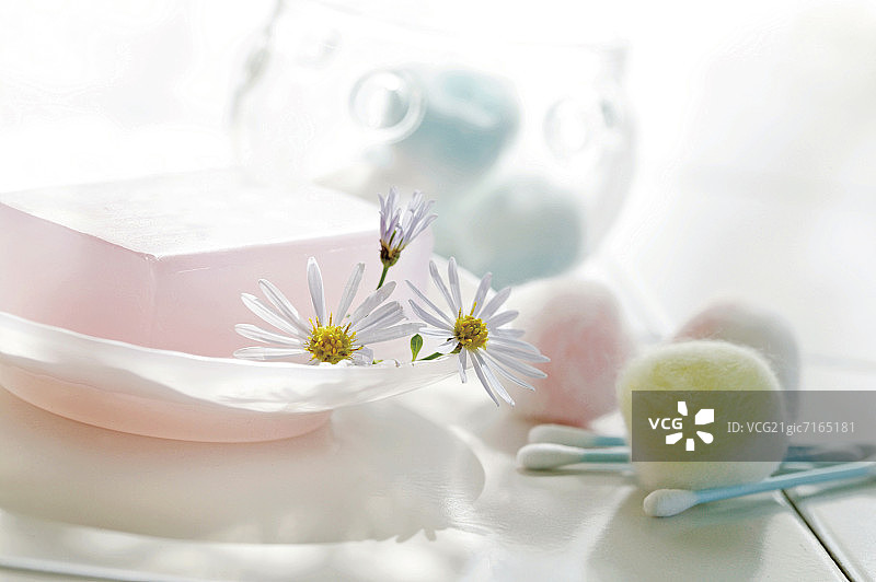 肥皂、化妆棉和棉签图片素材