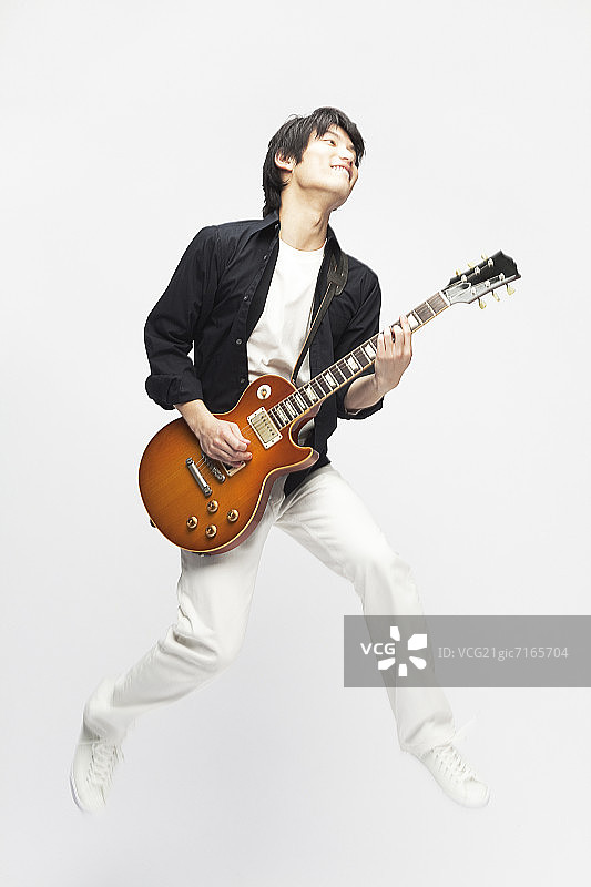 年轻男人演奏电吉他图片素材