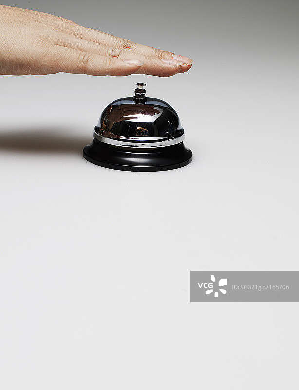 手按桌面铃图片素材