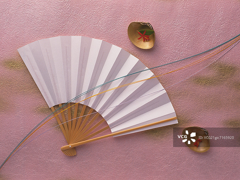 日式扇子和彩绘蛤蜊图片素材