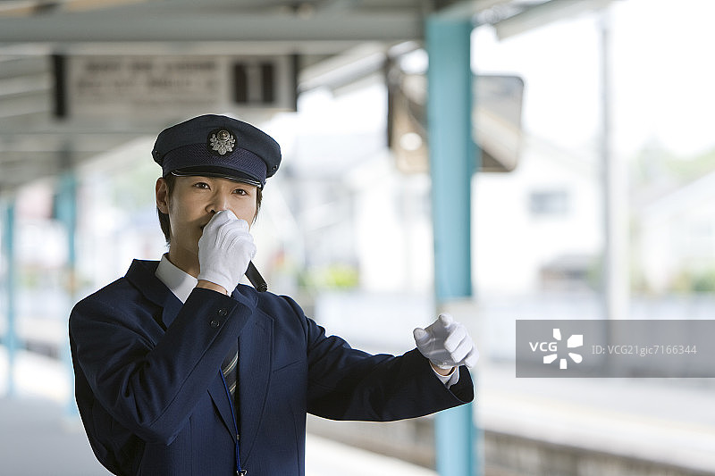 列车员在站台上拿着麦克风图片素材