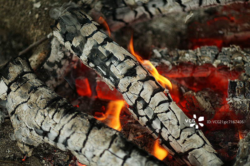 下沉式壁炉中燃烧的火焰图片素材