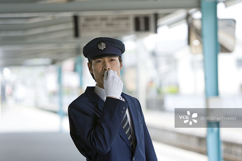 列车员在站台上拿着麦克风图片素材