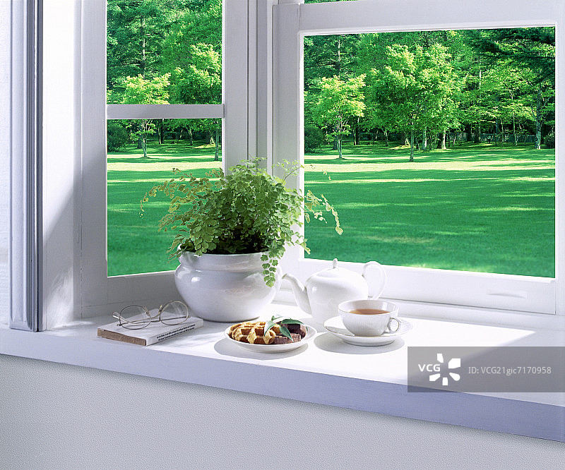 摆放着下午茶和盆栽植物的凸窗图片素材