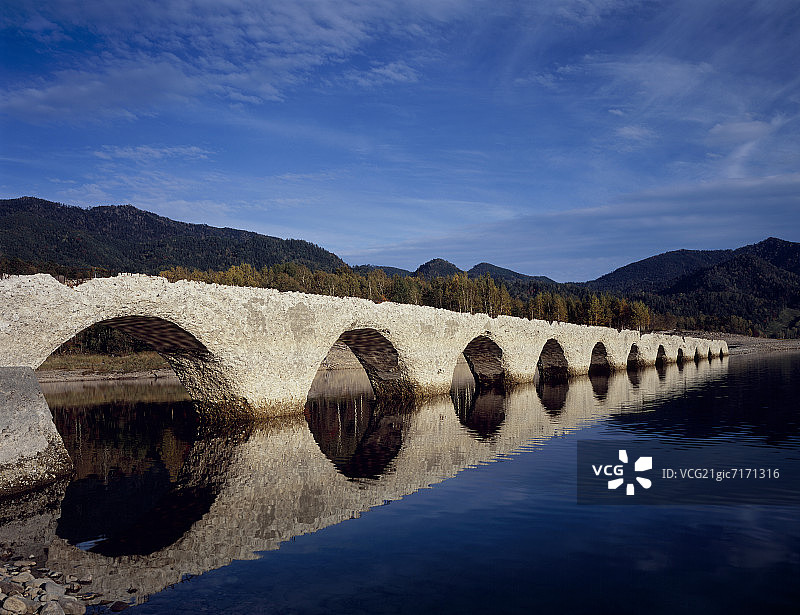 糠平湖上的桥梁，上士幌町，北海道，日本图片素材