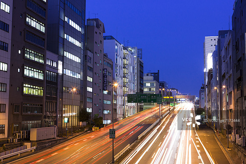 日本本州岛东京中央区夜间高速公路图片素材