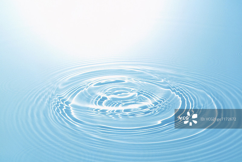 蓝色背景下的波纹水面图片素材