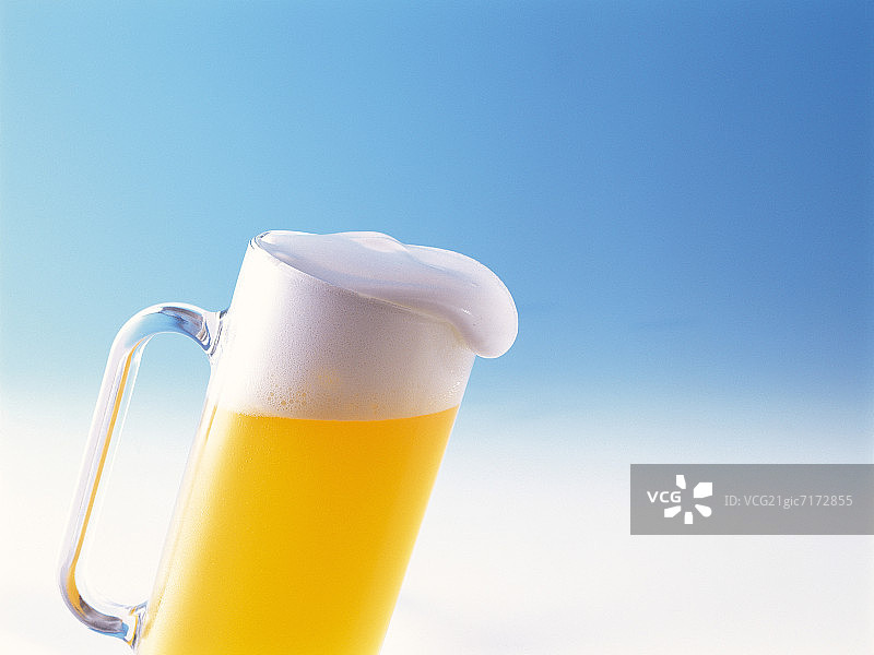 一杯泡沫四溢的啤酒图片素材