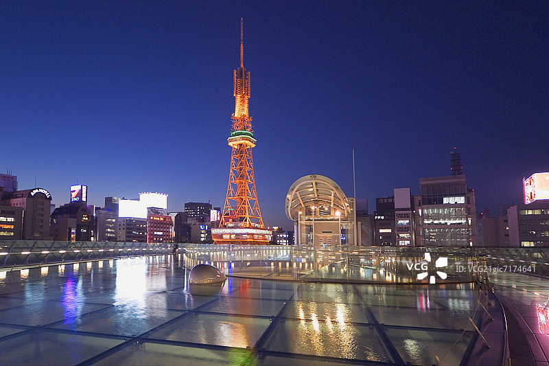 日本爱知县名古屋绿洲21名古屋电视塔夜景图片素材