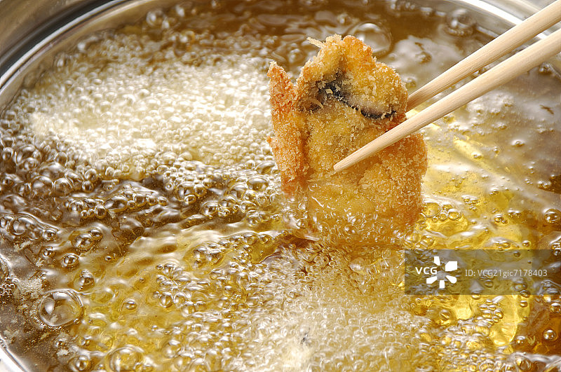 锅中煎炸的牡蛎特写图片素材