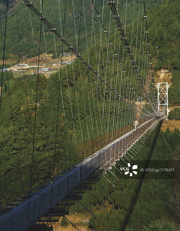 日本奈良县十津川村谷濑的悬索桥图片素材